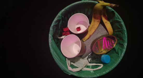 Müllsack mit Bechern, Banane und Wasserflasche