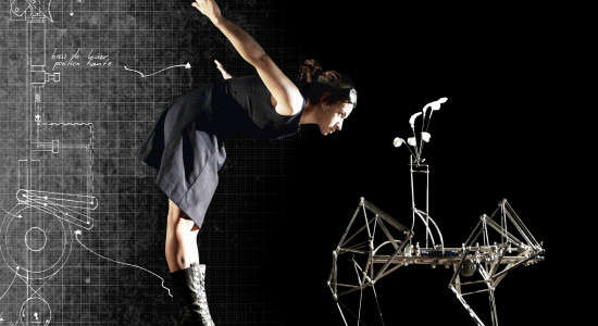 Schauspielerin tanzt mit Luftmaschine